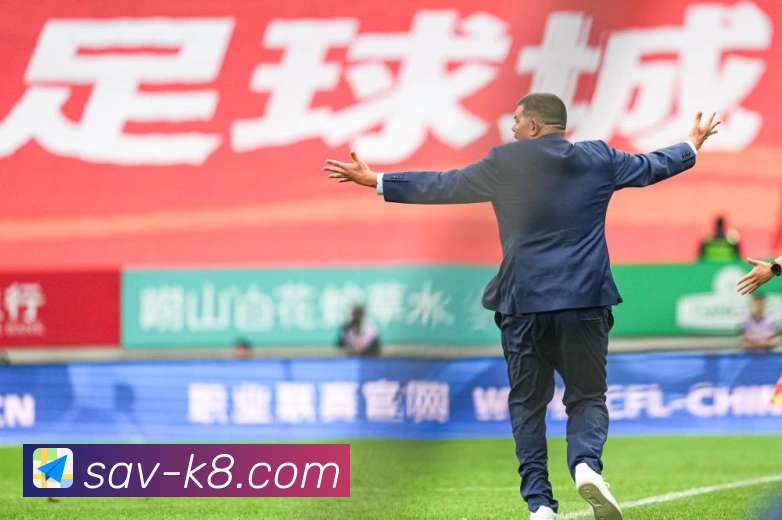 詹姆斯塔尔科夫斯基引领埃弗顿走向辉煌赢得球迷热爱战术观察
